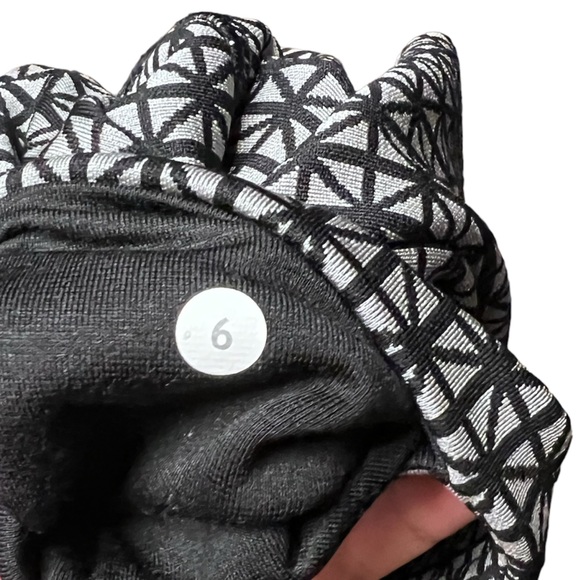 SOLD Lululemon Wunder Under Legging in Tri Geo Silver Spoon Black Size 6 - Picture 7 of 9